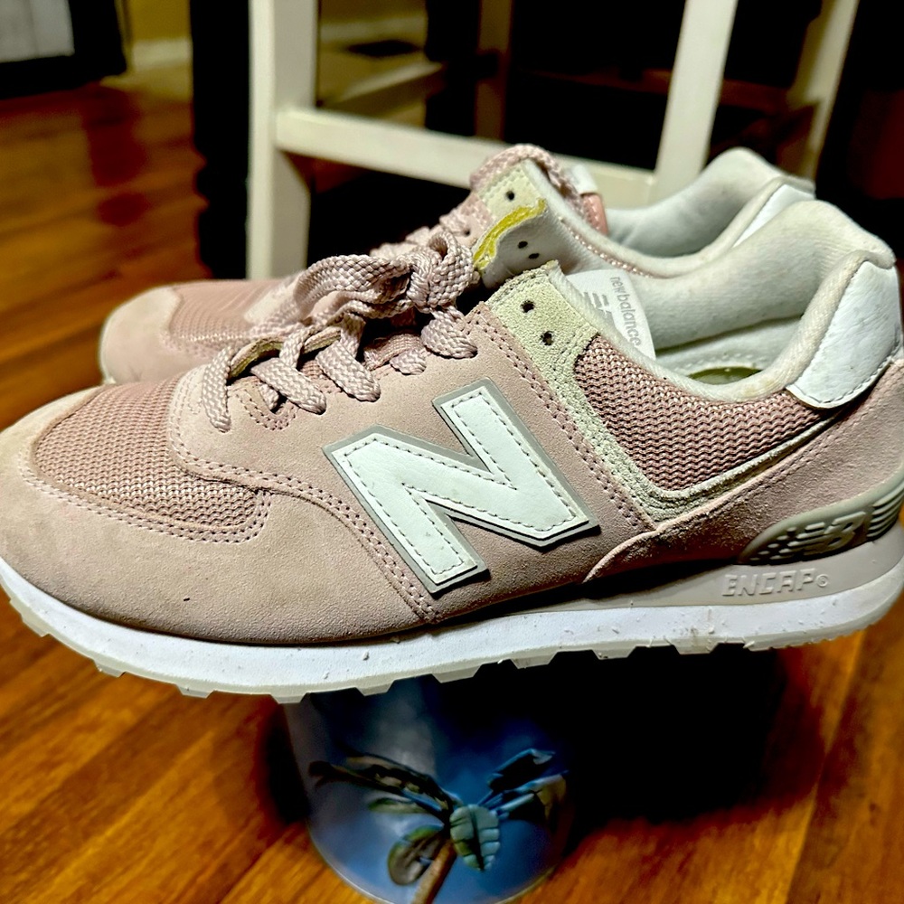Women’s size 8.5 pale pink new balance 574 classic